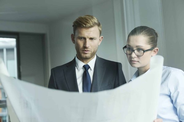 Comment un constructeur sur mesure gère-t-il les contraintes de terrain?